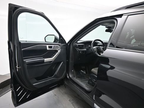 Certified 2022 Ford Explorer XLT image 9