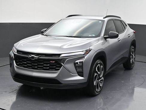 Used 2025 Chevrolet Trax RS w/ Sunroof Package FWD image 3
