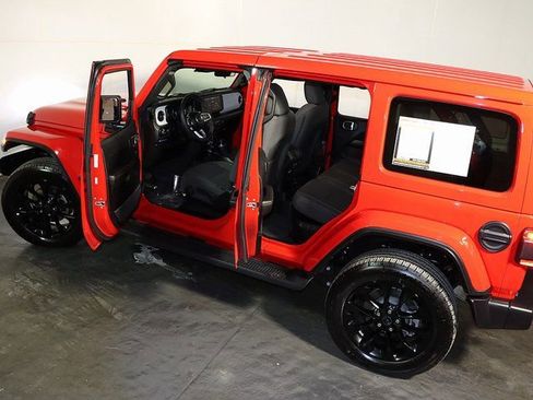Used 2025 Jeep Wrangler Unlimited Sahara AWD/4WD image 5