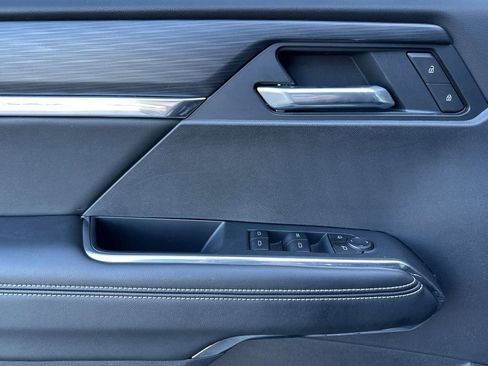 Used 2025 GMC Acadia Elevation image 11