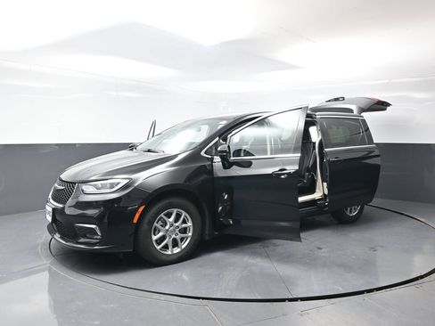 Used 2024 Chrysler Pacifica Touring-L FWD image 64