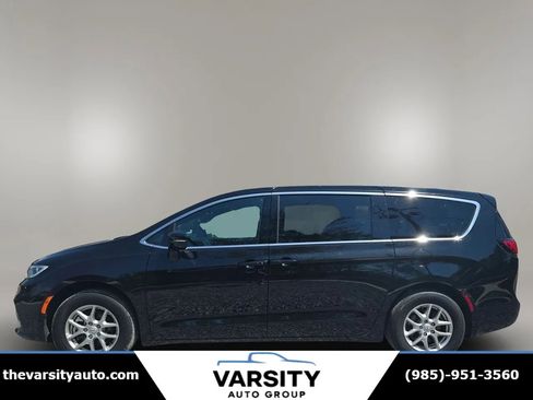 Used 2025 Chrysler Pacifica Select image 3