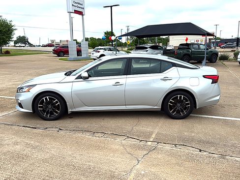 Used 2022 Nissan Altima 2.5 SV w/ SV Premium Package image 2