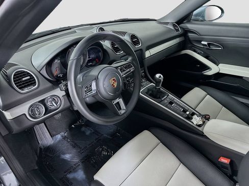 Certified 2025 Porsche 718 Boxster RWD image 4