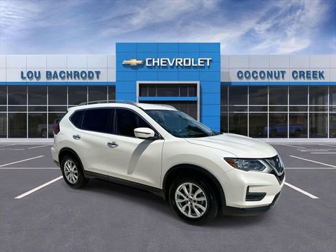 Used 2020 Nissan Rogue SV FWD image 2