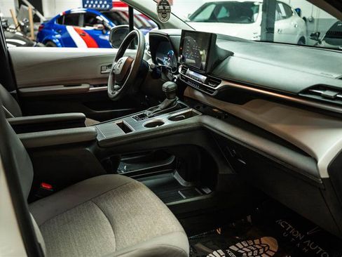 Used 2025 Toyota Sienna LE image 13