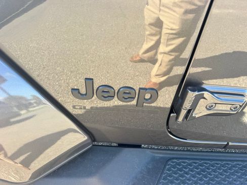 Used 2024 Jeep Gladiator Sport AWD/4WD image 10