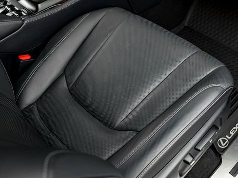 Used 2021 Lexus LX 570 4WD w/ Luxury Package image 31