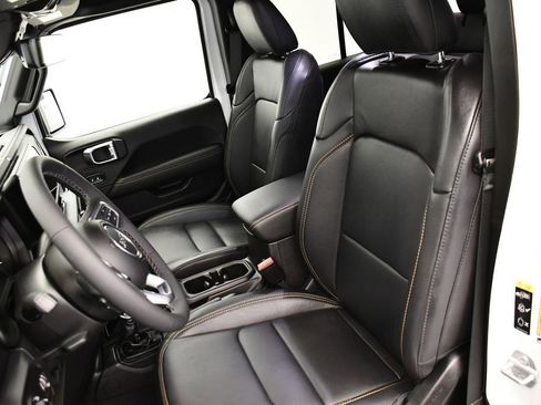 Used 2025 Jeep Wrangler Sahara image 34