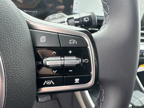 Used 2025 Kia Carnival FWD image 23