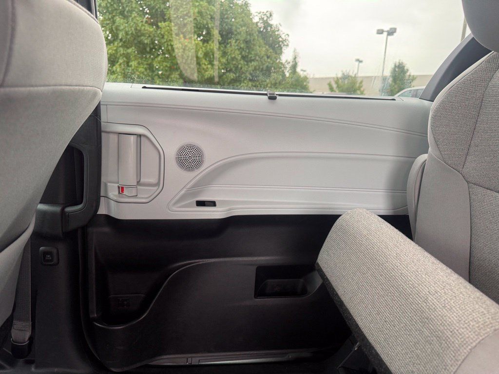 Used 2025 Toyota Sienna LE AWD/4WD image 22