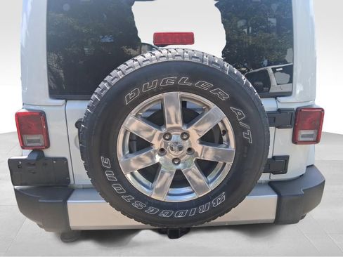 Used 2015 Jeep Wrangler Unlimited Sahara w/ Connectivity Group AWD/4WD image 5