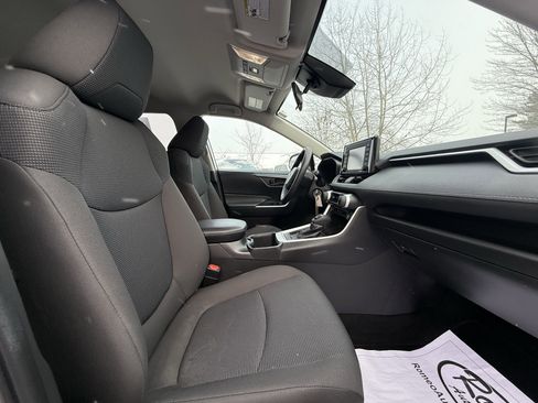 Used 2022 Toyota RAV4 LE image 32