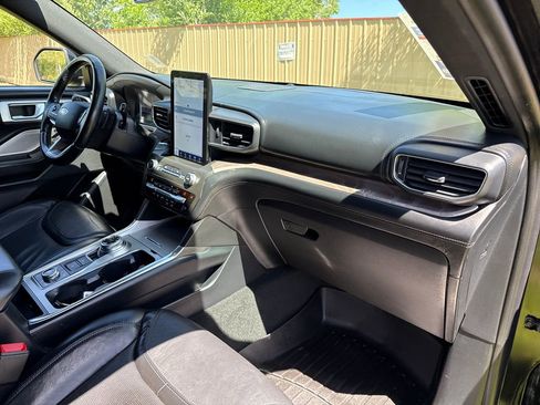 Used 2020 Ford Explorer Platinum w/ Premium Technology Package AWD/4WD image 34