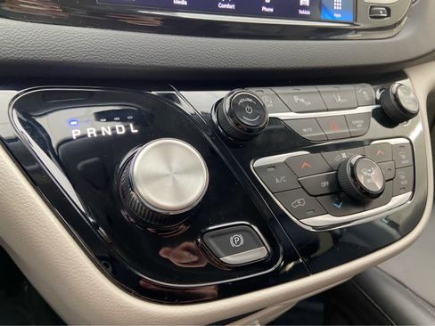 Used 2024 Chrysler Pacifica Touring-L image 32