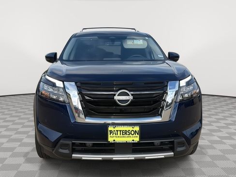 Used 2025 Nissan Pathfinder SL FWD image 2