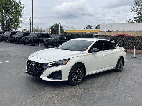 Used 2025 Nissan Altima 2.5 SR w/ SR Premium Package image 9