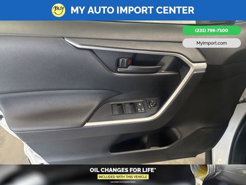 Used 2021 Toyota RAV4 SE image 10