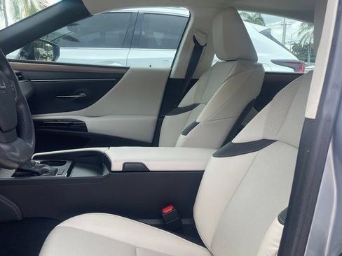 Certified 2024 Lexus ES 250 w/ Premium Package AWD/4WD image 4
