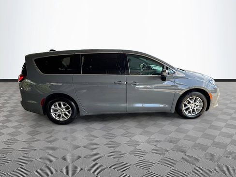 Used 2025 Chrysler Pacifica Select FWD image 5