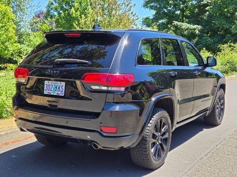 Used 2018 Jeep Grand Cherokee Altitude AWD/4WD image 10