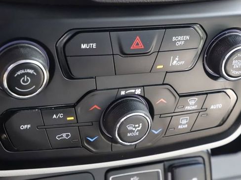 Used 2022 Jeep Renegade Latitude w/ Convenience Group AWD/4WD image 28