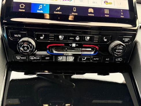 New 2025 Jeep Grand Cherokee Overland w/ Luxury Tech Group IV AWD/4WD image 19