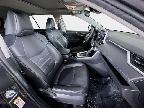 Used 2019 Toyota RAV4 XLE Premium FWD image 28