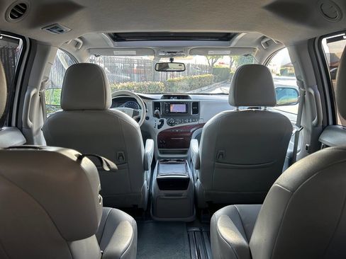 Used 2013 Toyota Sienna XLE image 16