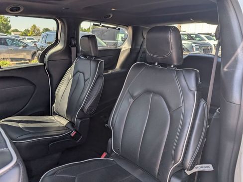 Used 2025 Chrysler Pacifica Limited FWD image 9