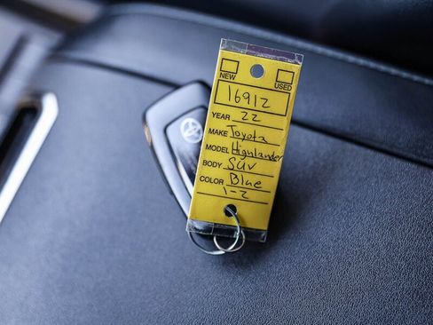 Used 2022 Toyota Highlander XLE FWD image 35