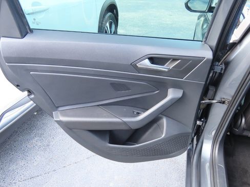 Used 2019 Volkswagen Jetta SE w/ Cold Weather Package image 16