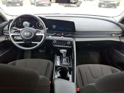 Used 2025 Hyundai Elantra SEL image 22