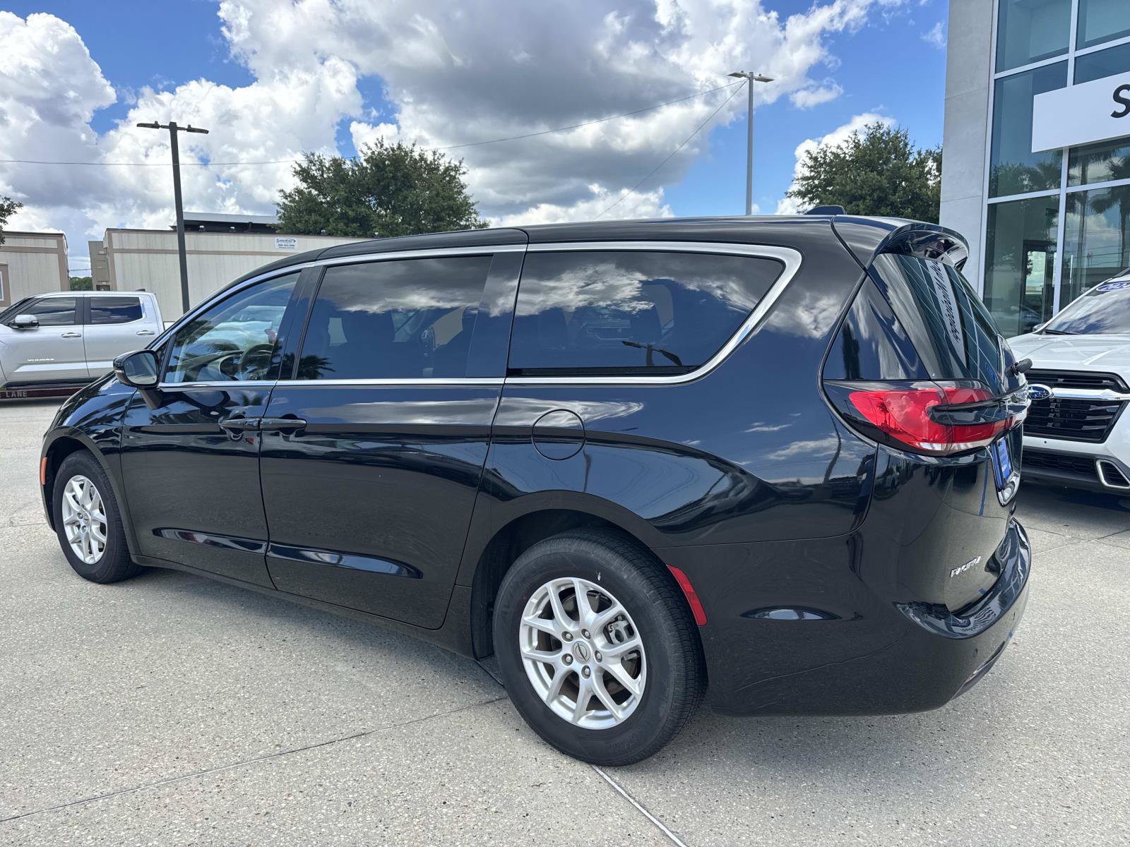 Used 2024 Chrysler Pacifica Touring-L FWD image 7