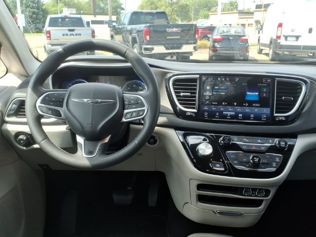 Used 2024 Chrysler Pacifica Touring-L FWD image 11