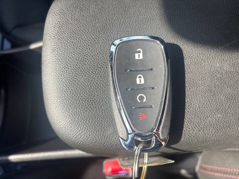 Used 2025 Chevrolet Trax RS FWD image 32