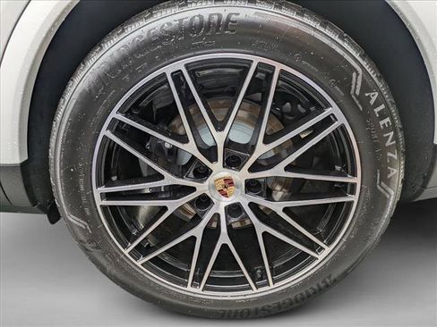Certified 2025 Porsche Cayenne AWD/4WD image 27