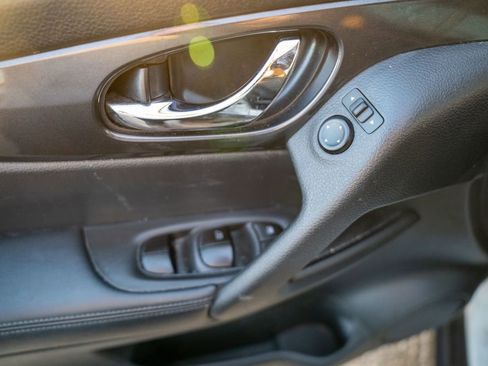 Used 2018 Nissan Rogue SV image 18