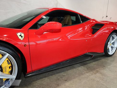 Used 2018 Ferrari 488 GTB RWD image 9