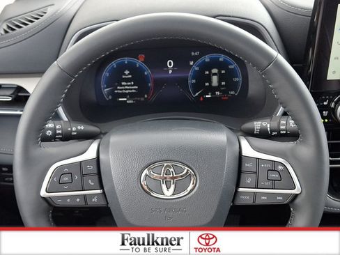 Certified 2025 Toyota Highlander Limited AWD/4WD image 19