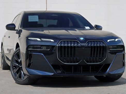 Used 2024 BMW 740i w/ Premium Package 2 RWD image 4