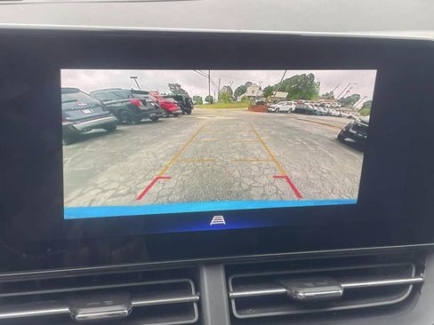 Used 2025 Chevrolet Trax LT FWD image 16