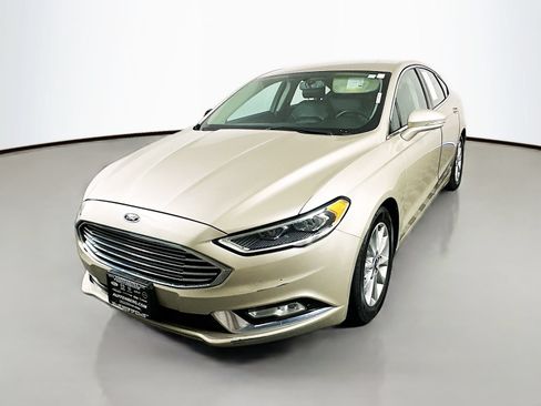 Used 2017 Ford Fusion SE w/ Fusion SE Technology Package FWD image 3