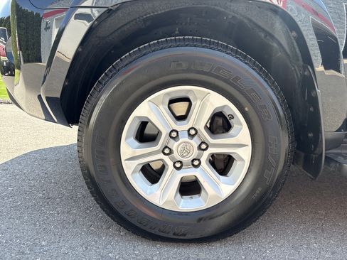 Used 2020 Toyota 4Runner SR5 AWD/4WD image 11