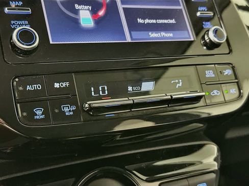 Used 2020 Toyota Prius LE FWD image 17