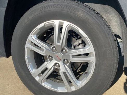 Used 2024 GMC Terrain SLE image 8