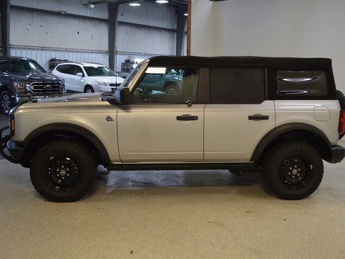 Used 2021 Ford Bronco Black Diamond image 6