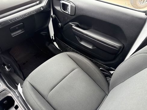 Used 2018 Jeep Wrangler Unlimited Sport image 16