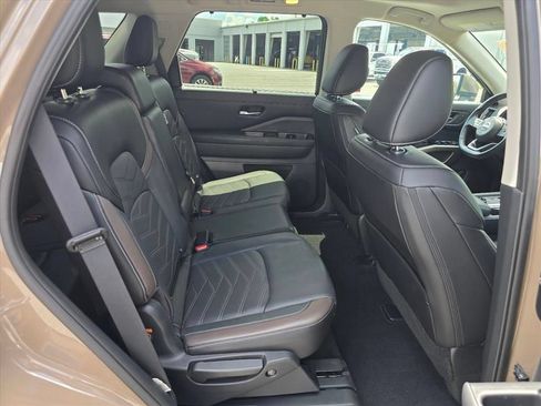Used 2024 Nissan Pathfinder Platinum w/ Cargo Package AWD/4WD image 14