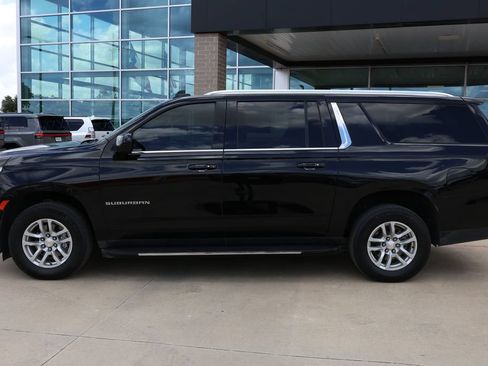 Used 2023 Chevrolet Suburban LT RWD image 8